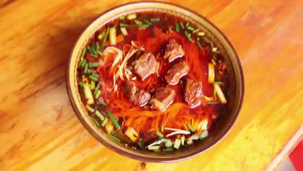 【重走西北角】十年坚守 一碗内江牛肉面熬煮出饮食文化传承